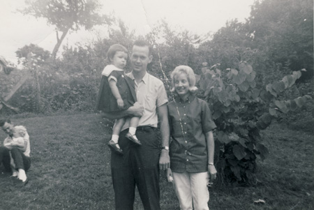 BobsFamily_DadTamBkgnd_9.64
